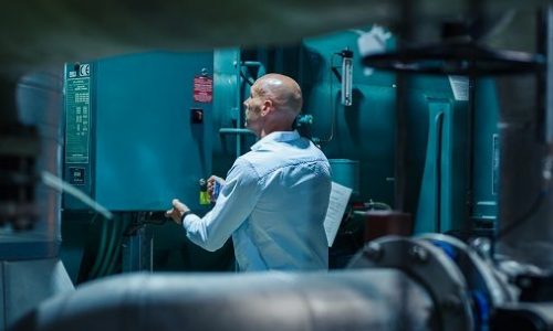 Medewerker opent een regelkast